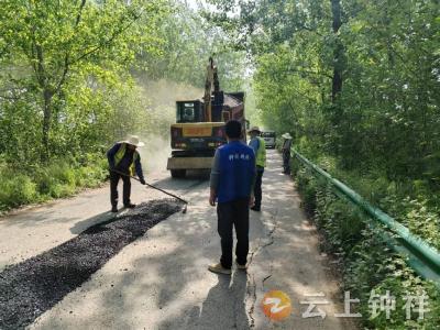 冷水镇孔艾村：网格员一线护航 乡村道路“焕新”便民