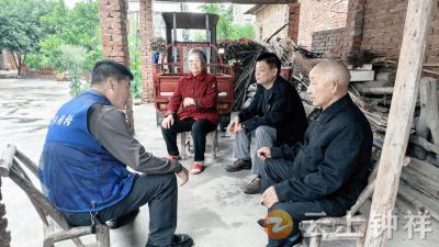 九里回族乡肖店社区：网格员冒雨走访解民忧 筑牢汛期“安全墙”