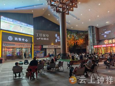 楚超赛事点燃夏夜激情 钟祥球迷看球夜宵两不误