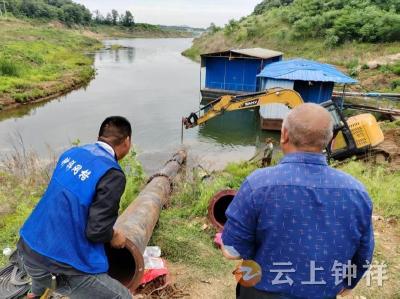 抗旱架管润民心 孔艾村网格员奋战一线抗旱保供水