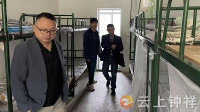 冷水教育办事处督导检查冷水中学校园内务