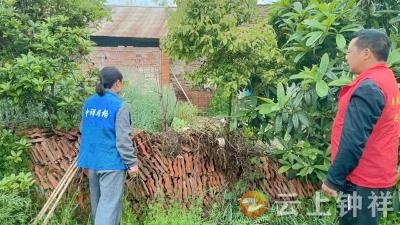 石牌镇勤劳村深入田间察农情 实干服务助丰收 