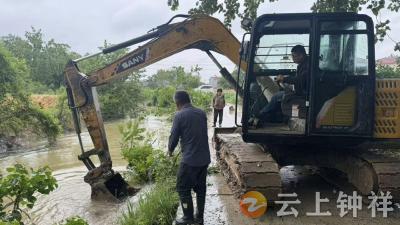 冷水镇铜钱村网格员巡查除险情 紧急疏通沟渠保畅通