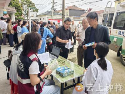 钟祥：控烟宣传进社区 便民体检暖民心
