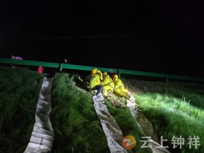 钟祥：雨夜鏖战架机组 全速排涝护民生