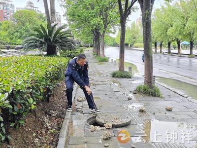 暴雨过后速行动 城管担当护平安