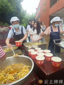 洋梓镇中山中学：雨中送餐暖学子 贴心服务护成长
