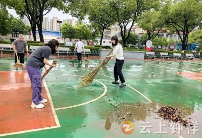 钟祥市承天小学：雨后清淤保畅通  温情守护返校路