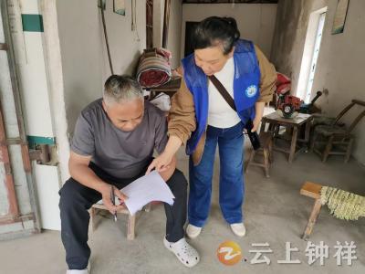 冷水镇鲍岗村：政策宣讲进田间 水稻保险护丰收