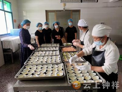 “烹”然心动 “食”刻相伴——石牌镇中心幼儿园开展家长陪餐活动