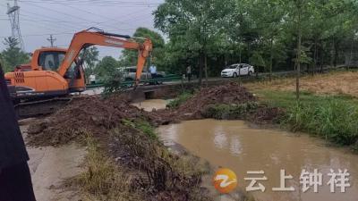 磷矿镇：疏通小微水系 筑牢防汛安全防线