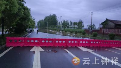 柴湖镇：暴雨积水阻通行 暖心护航护学路