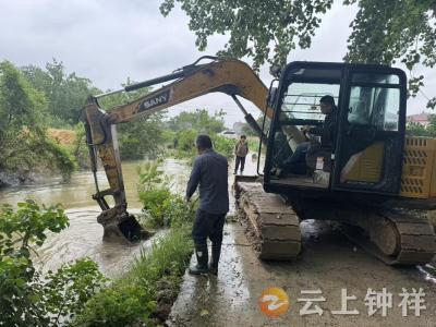 冷水镇铜钱村：网格员巡查除险情 紧急疏通沟渠保畅通