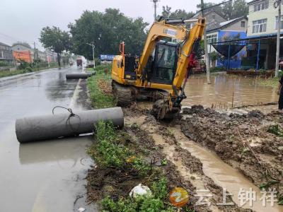 文集镇：安装管道解内涝 暖心排涝惠民生