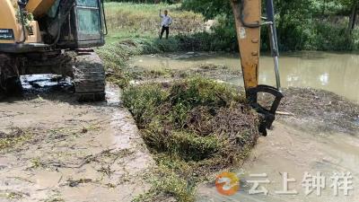 石牌镇勤劳村：清淤除患筑防线 防汛宣传保平安