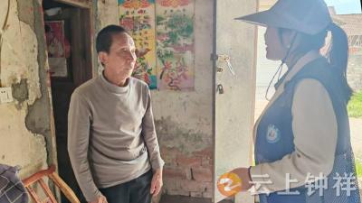 冷水镇共兴村开展低保特困入户核查工作