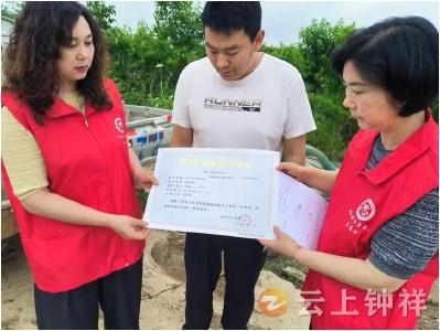 钟祥市行政审批局：上门集中办证 服务企业“零跑腿”