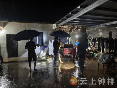 文集镇：暴雨深夜急救援 干部暖心护老人