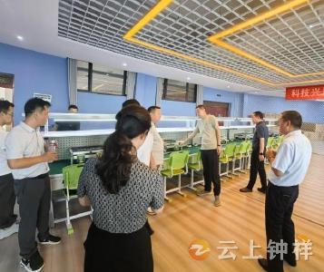 安陆职校考察团到钟祥职教中心交流无人机专业建设工作
