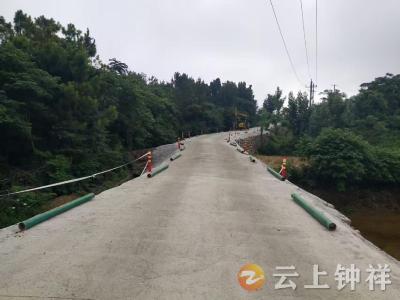 东桥镇勤岭村：加装道路防护栏 筑牢乡村平安出行路