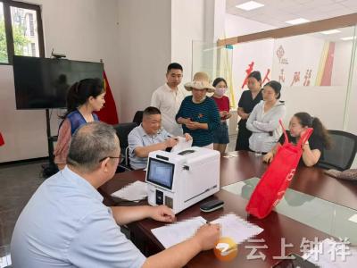 皇庄街道龙山社区：家门口办新医保 贴心服务暖老人