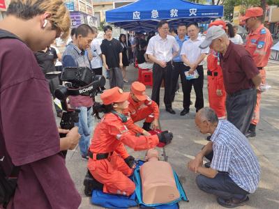  钟祥：急救“地摊课堂”亮相安全宣传咨询日