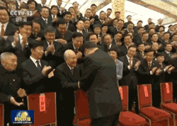 新闻联播这一幕刷屏了，网友：这个动作太帅！
