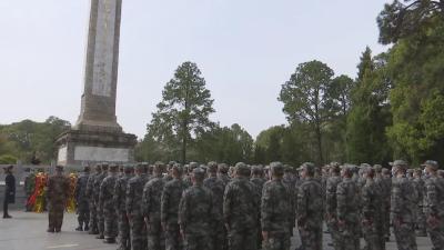 百名入伍新兵缅怀先烈 接受党史教育