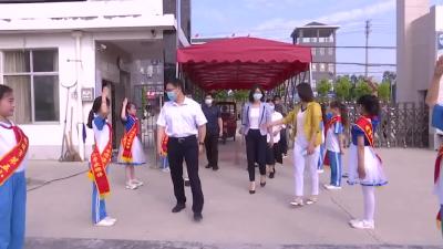 段晶与孩子们欢度“六一”国际儿童节