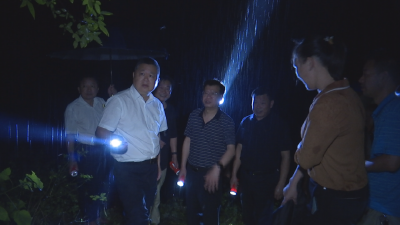 汪国兵深夜查看险情