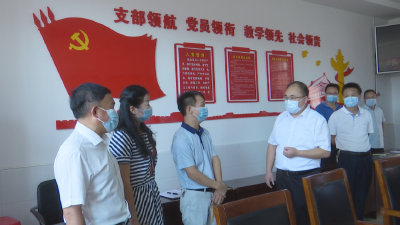 裴永波看望慰问教师代表
