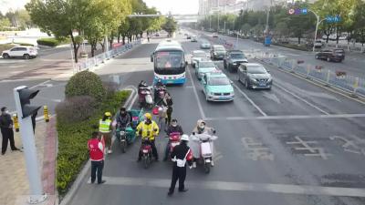 市交警大队劝告守法 引导礼让