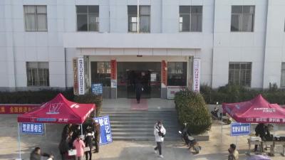 市交警大队到群众家门口办牌办证