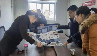 市领导带队宣传农房安全常识