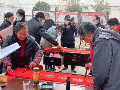 廉洁春联进乡村 风清气正迎新年