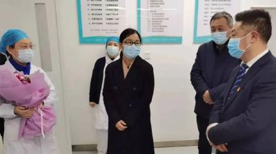 张星走访慰问教育系统专家和市人民医院在岗职工