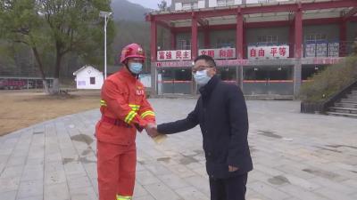 吴静看望慰问市专业扑火队员