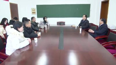 黄冈市人大常委会副主任屈凯军来麻城走访慰问专家人才