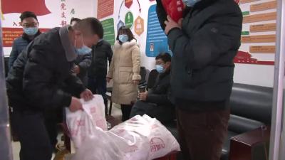 市委党校情系兰馨小区困难群众