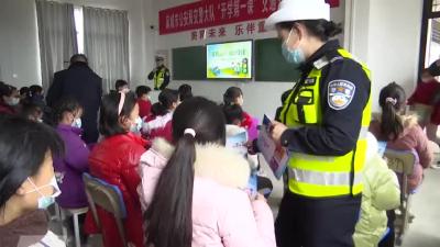 市交警大队讲好“开学第一课”