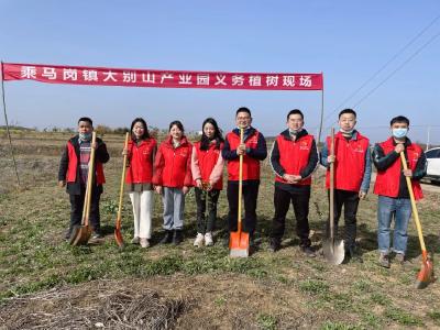 乘马岗镇开展义务植树活动