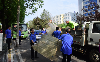 市城管执法局周末忙“净街”