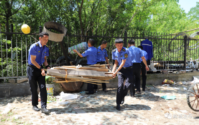 市城管执法局五金机电城环境卫生整治行动见成效