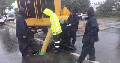 市城管执法局严阵以待 积极应对新一轮强降雨