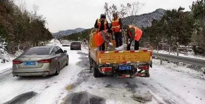 麻城交通人开启“除雪保畅”模式