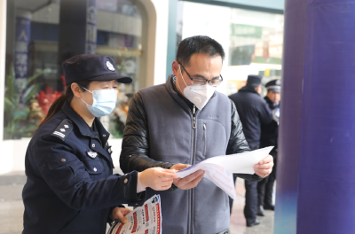 市公安局：民警上街跟车入场推进反扒宣传  开展打击“盗抢骗电诈”犯罪专项行动