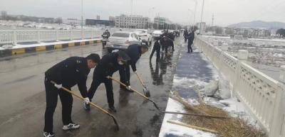 市城管执法局积极应对雨雪冰冻天气