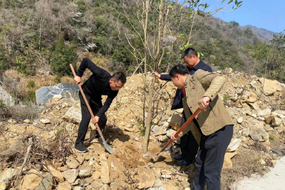 市财政局把支部主题党日活动搬到美丽乡村现场