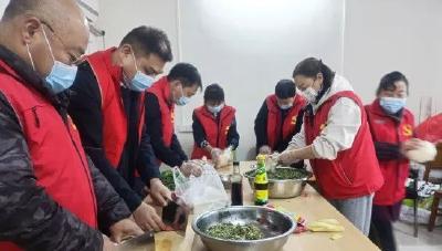 朝圣门社区：小水饺大爱心 情暖独居老人