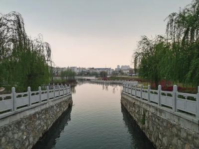 东护城河：一河春水入城来